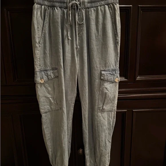 Dress Forum Los Angeles Women’s Light Wash Denim Cargo Joggers - Picture 12 of 12